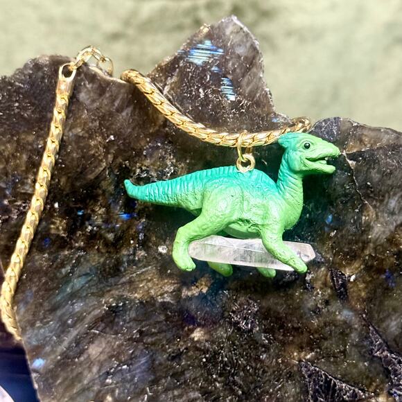 Handmade dinosaur necklace with raw quartz — crafted with soul and magic. - Picture 1 of 5